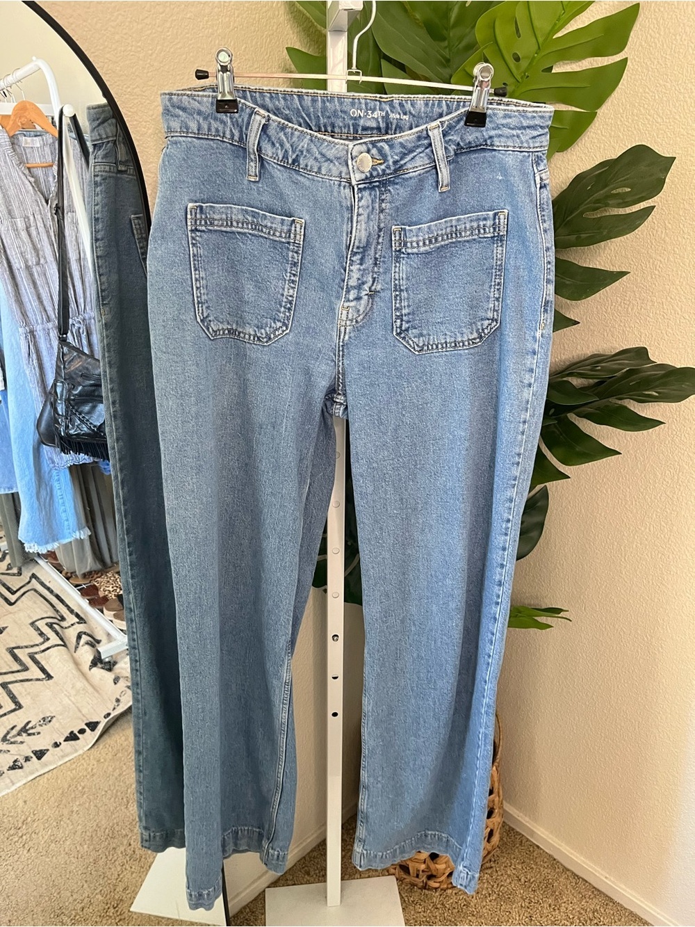 Wide Leg High Rise Patch Pocket Jeans Size 6/26 | Light Wash Denim